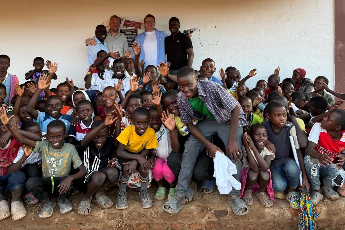 Kinder und Helfer bei der Eröffnung der Schule im Rakai District in Uganda